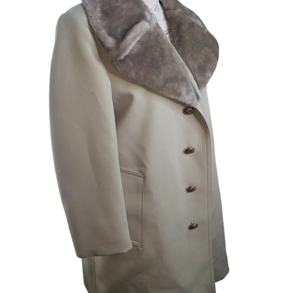 Elegant Gray Coat with Faux Fur Collar - Picture 3 of 7